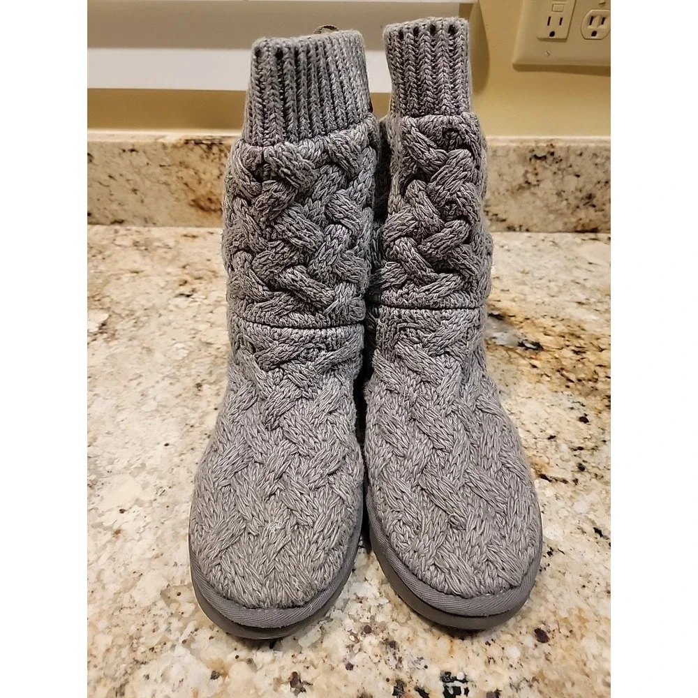 UGG Women's Isla Grey Knit Slouchy Winter Boots Size US 9 Lace Tie.